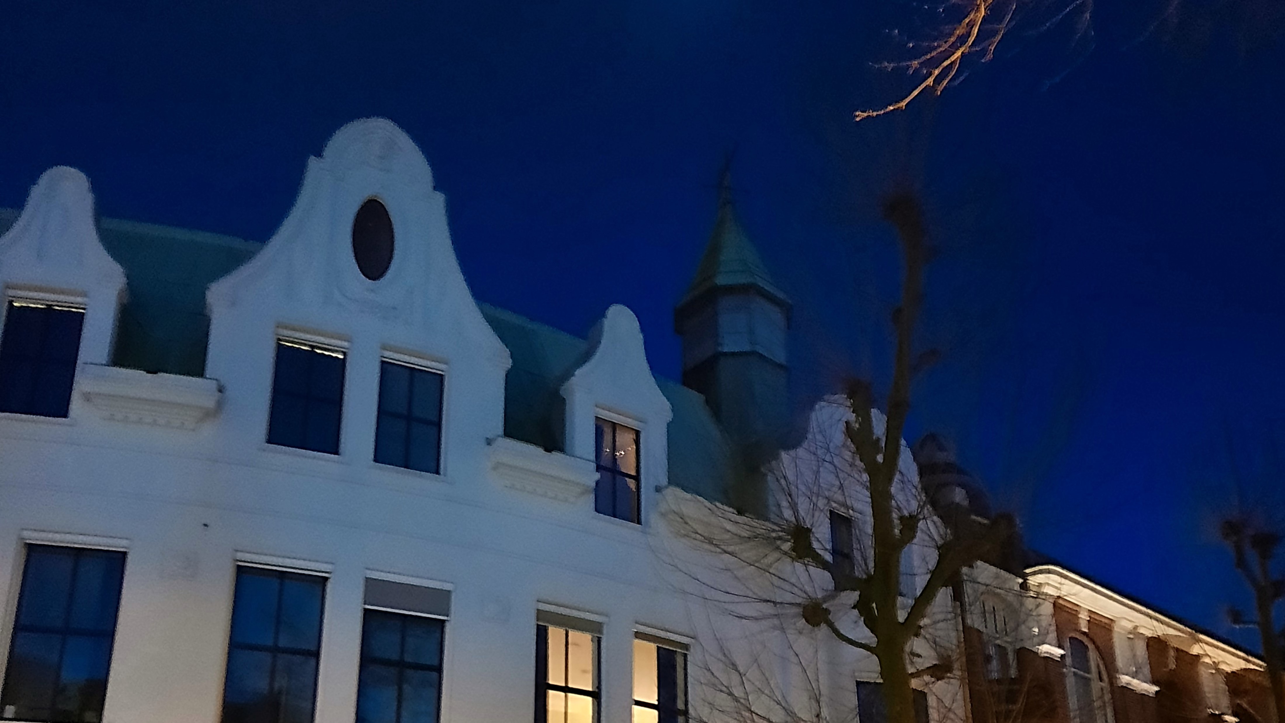 Oude spaarbank bij avond (maart 2023)