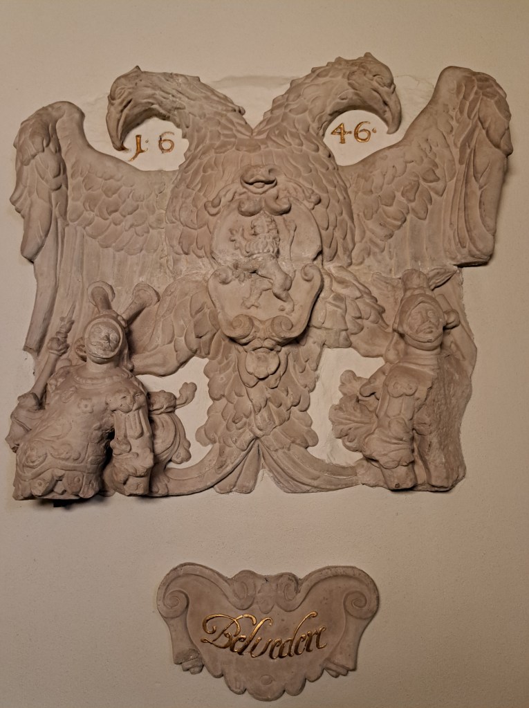 Het originele stadswapen van de Belvedere, nu in het Raadhuis (september 2024)