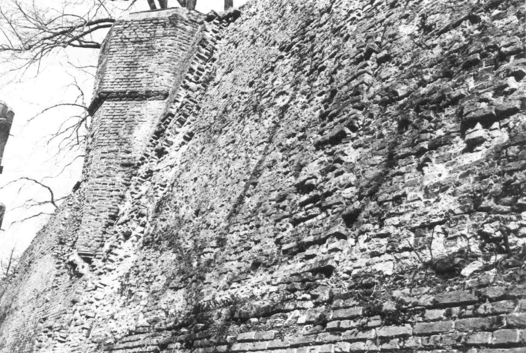 Het arkeltorentje voor restauratie, gedateerd 24/3/1966 (Gemeentepolitie Nijmegen via 	F38546 RAN)