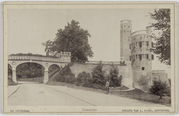 De voetbrug met de Belvedère, (Uitgever: A. Jager, Amsterdam via Rijksdienst voor het Cultureel Erfgoed 20641586)
