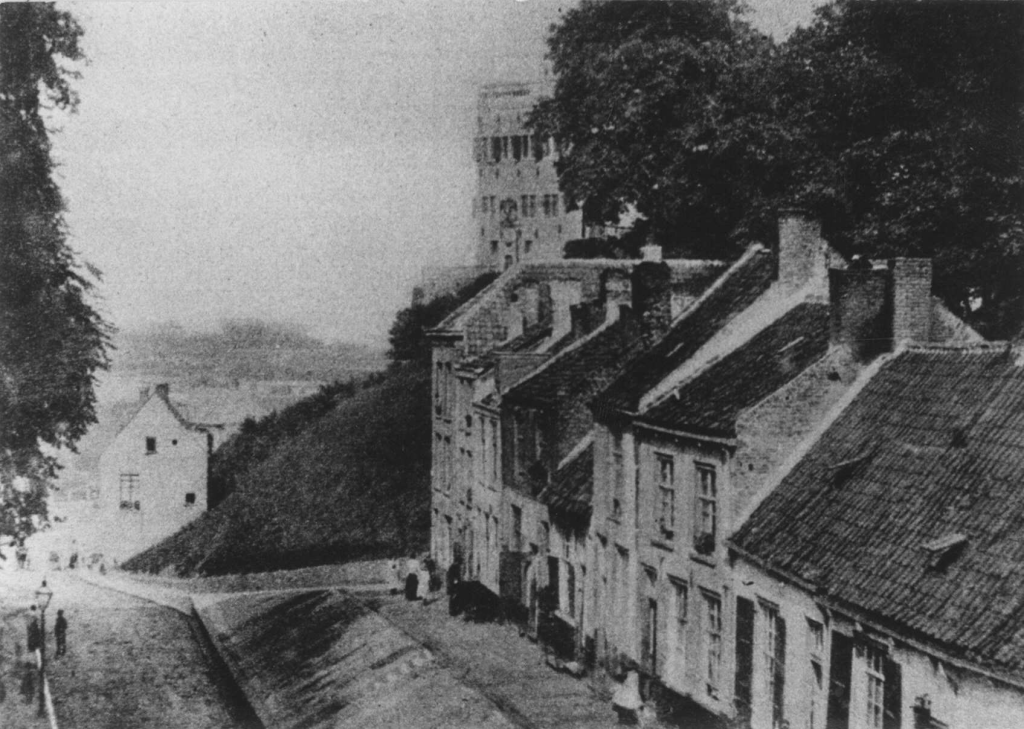 Het St. Geertruidsbergje rechts, dit bergje ontleende zijn naam aan een Kapel toegewijd aan St. Geertruida, de Kapel stond op een berg, overblijfselen hiervan zijn aanwezig naast de Belvédère, 1895 (Gelderland in Woord en Beeld, 6e jrg., nr.: 22; 22-08-1930 via F45786 RAN)