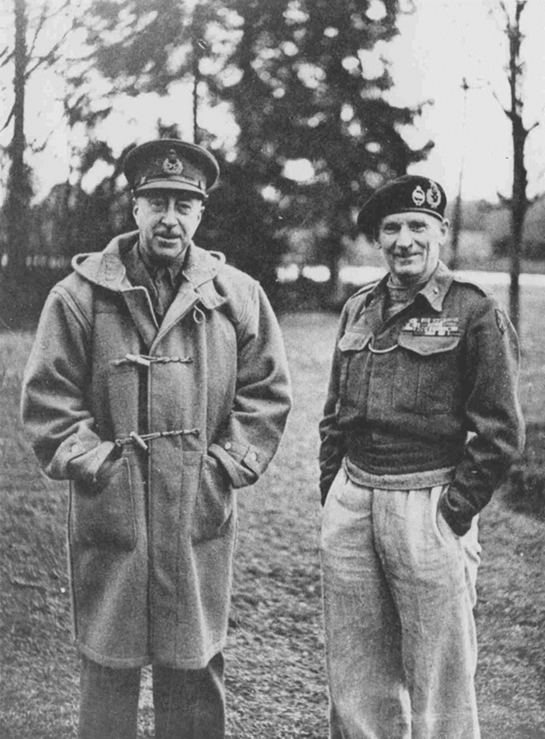 De Britse Veldmaarschalk Bernard Law Montgomery en generaal Crerar bevelhebber van het eerste Canadese leger na een conferentie te Nijmegen, 2/1945 (reproductie uit "Pionier der Vrijheid"door Alan Moorehead via F71251 RAN)