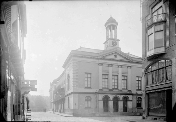 Rechts het pand van de Damesmodezaak van Banens en Beermann, daarachter de Schouwburg die gevestigd was aan de Oude Stadsgracht, waar tevens de hoofdingang was, datering 1905-1920 (GN16311 RAN) architect Oscar Leeuw