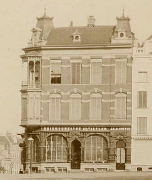 De winkel in huishoudelijke artikelen van J.L.A. Goette, Gedateerd 1898-1900, er is niet nagegaan of er een tussentijdse verbouwing heeft gevonden (Detail van Ernst Max Kiesel via F38655 RAN)