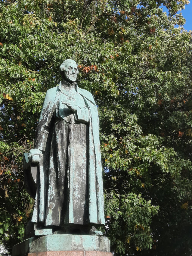 Beeld Petrus Canisius in het Hunnerpark Nijmegen door Toon Dupuis 1927