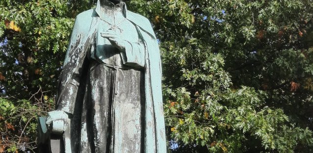 Beeld Petrus Canisius in het Hunnerpark Nijmegen door Toon Dupuis 1927