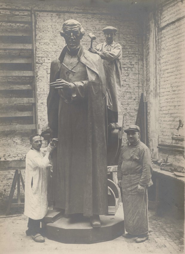 Standbeeld van Petrus Canisius ontworpen door Toon Dupuis, foto gedatereerd 1924 (F65889 RAN)