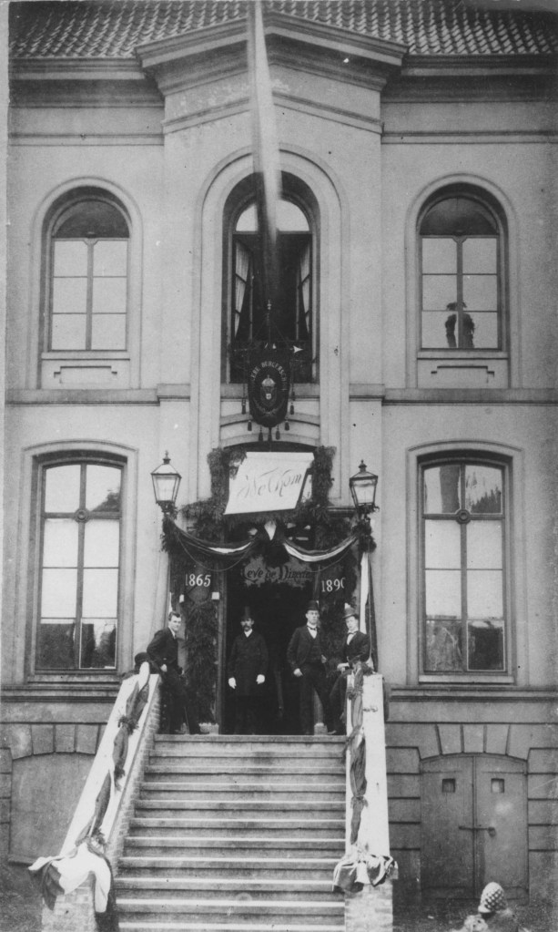 Het voormalige nonnenklooster "Bethlehem", sinds 4 september 1865 in gebruik als de Hogere Burgerschool (HBS); de versierde ingang t.g.v. het 25 - jarig jubileum van directeur de Hartog, mei 1890 (F27437 RAN)