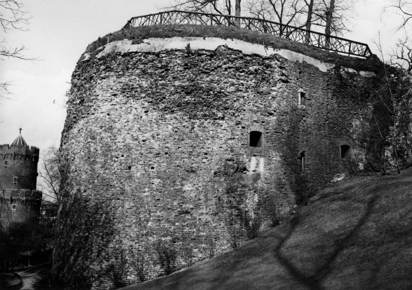 Het Rondeel 'Roomse Voet' uit 1527, samen met de Kronenburgertoren uit 1425, in de volksmond beter bekend als Kruittoren, en de Sint Jacobstoren (Zandtoren), onderdeel van de oude stadsomwalling in het Kronenburgerpark, voor de restauratie van 1971/1972,
Datering 	24/3/1966 (Gemeentepolitie Nijmegen via RAN CC0)