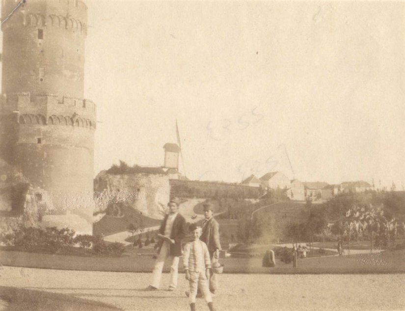 Het park is gereed: de Kruittoren met de Roomse Voet en op de achtergrond de S. Jacobsmolen ook Polmolen Sans Souci genoemd, gedateerd 1885 (F56822 RAN)