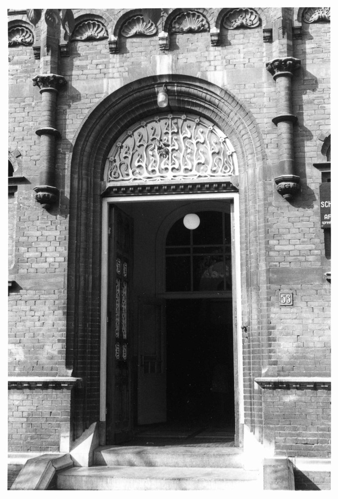 Toegangspoort van de Gemeentelijke Hogere Burgerschool (HBS) (architect Ir. Jan Jacob Weve (1898), 1975 (Evert F. van der Grinten via F78594 RAN CCBYSA)