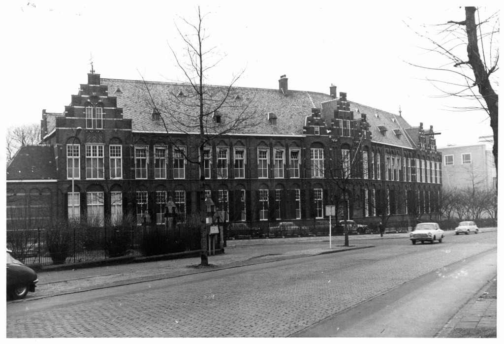 Gemeentelijke Hogere Burgerschool (HBS) (anno 1897/1899), links de Stieltjesstraat, 1970-1975 (Evert F. van der Grinten via F79159 RAN CCBYSA)