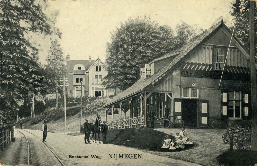 Straatbeeld, met café 'Boschlust', en, op de achtergrond, villa 'Dennenheuvel', gebouwd tussen 1899 en 1902 door de Nijmeegse architect Oscar Leeuw. Links, de tramrails van de stoomtram Nijmegen-Beek, gedateerd 1904-1906, (Jos M.H. Nuss Amsterdam via F89331 RAN)
