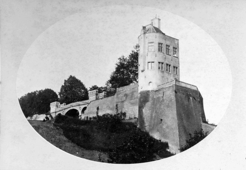 De Belvédère gezien vanuit het noordoosten na de sloop van de vestingwerken en aanleg van de voetbrug in 1883 en voor de de restauratie in 1888, 1883-1888 (	GN10092 RAN)