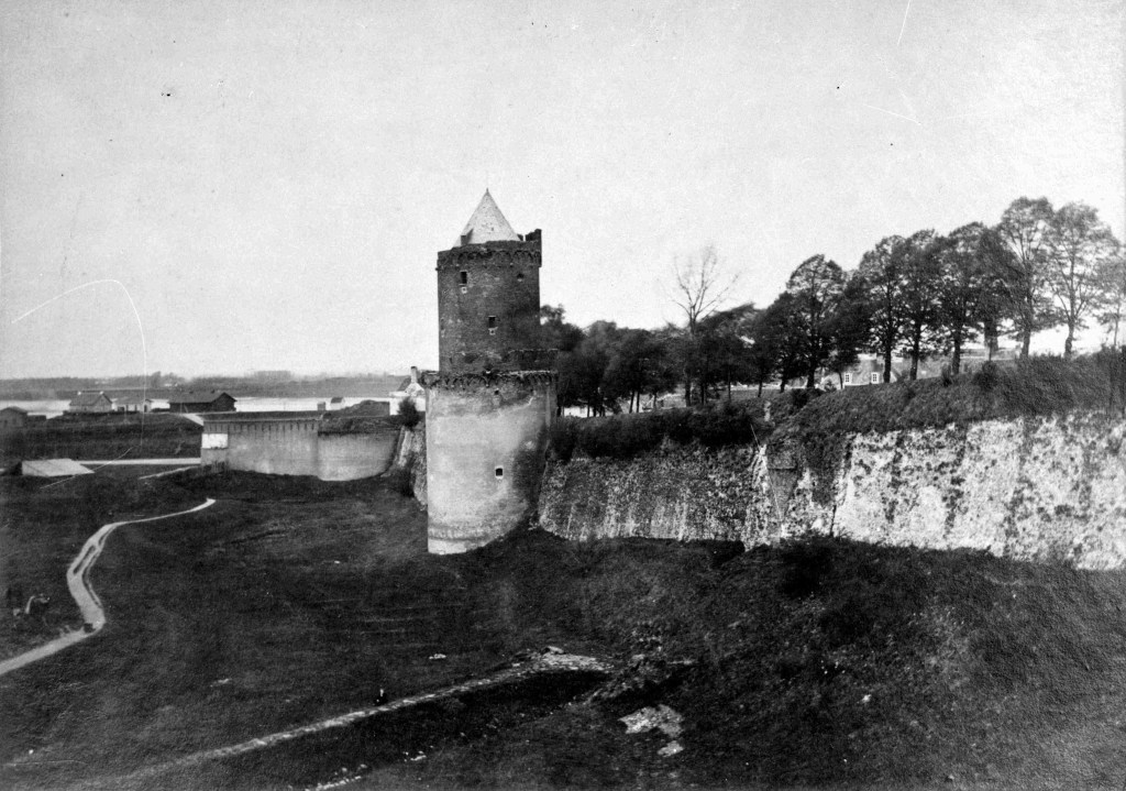 Een deel van de stadsmuur met Kruittoren en het Arkeltorentje met op de achtergrond de rivier de Waal zichtbaar, 1870-1875 (GN2137a RAN)