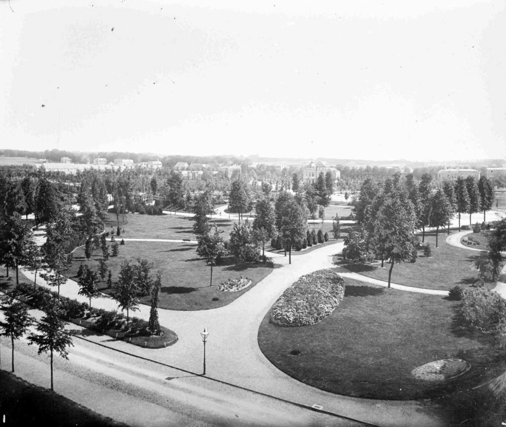 Oorspronkelijk was het Hunnerpark groter: Blik op het gedeelte van het Hunnerpark wat door het uitbreiden van de stad en de aanleg van de toegangswegen naar de Waalbrug grotendeels verdween; de ronde villa in het midden boven lag op de hoek van de Sint Jorisstraat (later mr. Franckenstraat en Canisiussingel, 1882-1900 (GN4924 RAN)