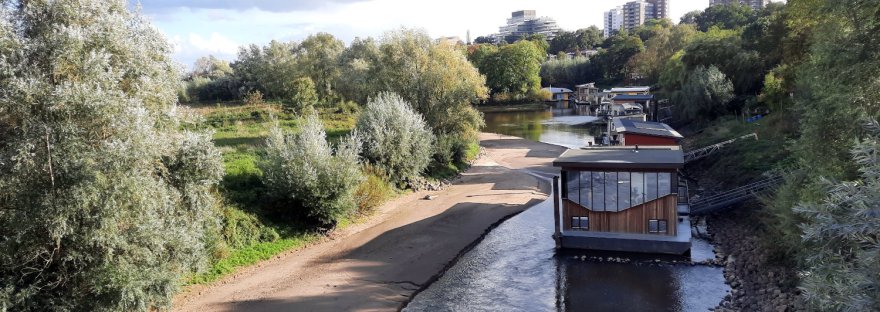 Woonboten t Meertje bij laag water, oktober 2023