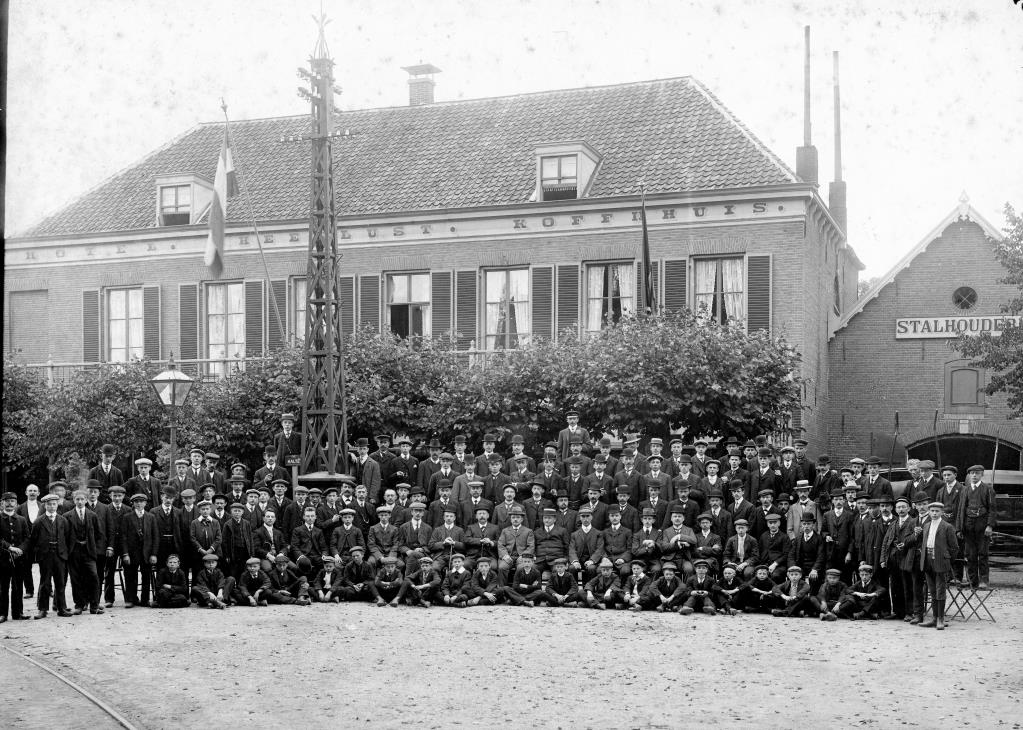 Uitstapje van het personeel van de Gazelle fabriek Dieren naar Nijmegen - Kleef, Op de achterkant staat vermeld: '17 September 1910 Nijmegen & Kleef'. Deze is genomen voor hotel Heeslust in Hees. Vermoedelijk is dit een feestelijk (gezien de kleding) uitstapje van het Gazelle personeel. Het verhaal gaat (zie link naar het personeelsblad Gazelle Klanken) dat het Gazelle lied daar tot stand is gekomen. De in dit blad vermelde P.A. Smeitink - met pijl - is op 8-1-1910 op 12 jarige leeftijd als leerling in dienst getreden bij Gazelle. 17/9/1910, met dank aan Jan Cees Rutgers, Erfgoed Gazelle