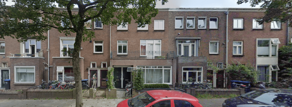 De woningen rechts met openstaande ramen zijn nummers 39-41, de woningen in het midden 31-33, augustus 2023 (Google Streetview)