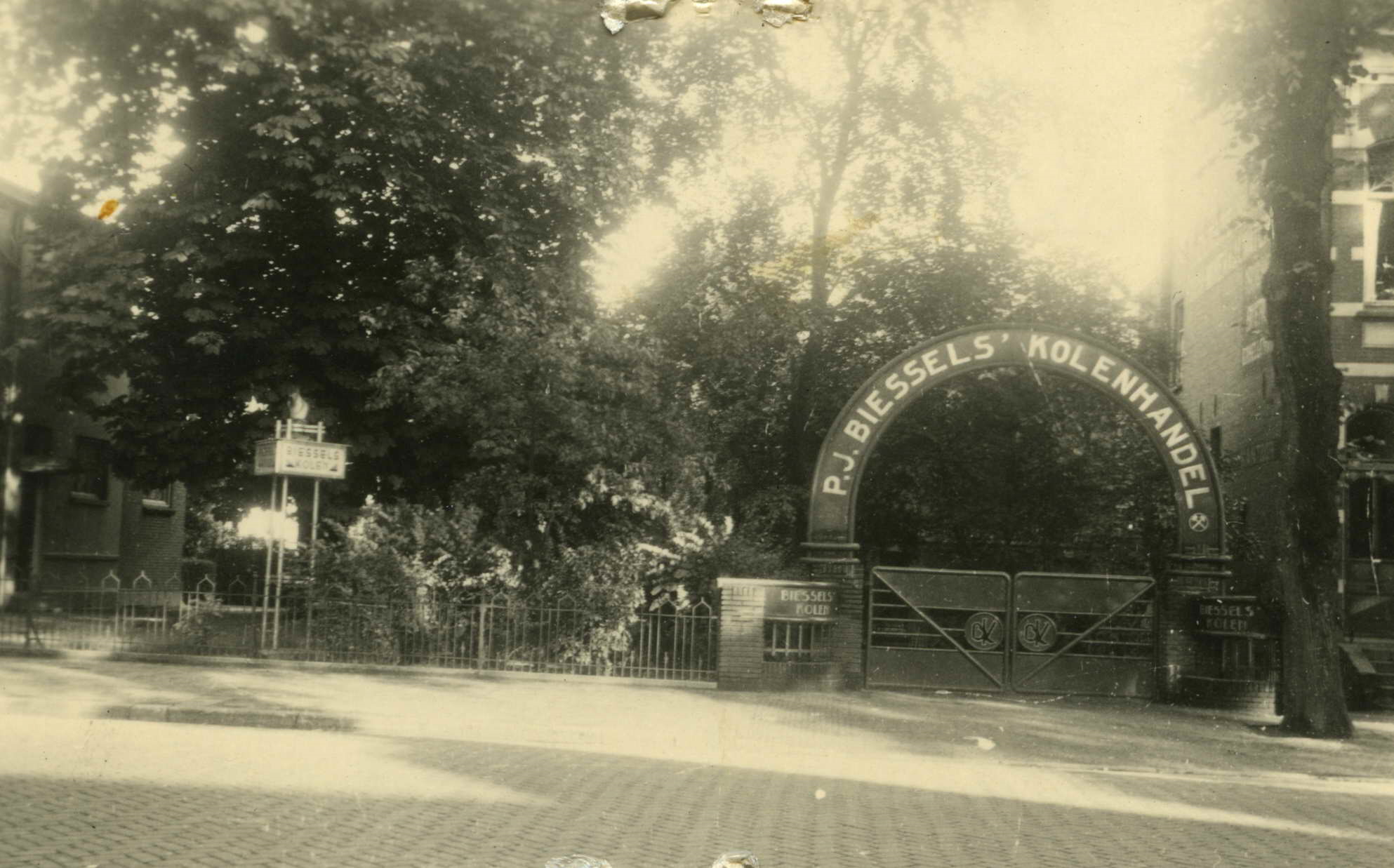 Kolenhandel P.J. Biessels, foto 1950 (F86419 RAN), ingang met opschrift P.J. Bieesels Kolenhandel, Graafseweg 47 Bottendaal architect uitbreding Okhuysen