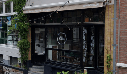 Van Welderenstraat 90 in augustus 2023 (Google Streetview). Het voorfront is nauwelijks veranderd na de verbouwing door architect Langhout in 1926.