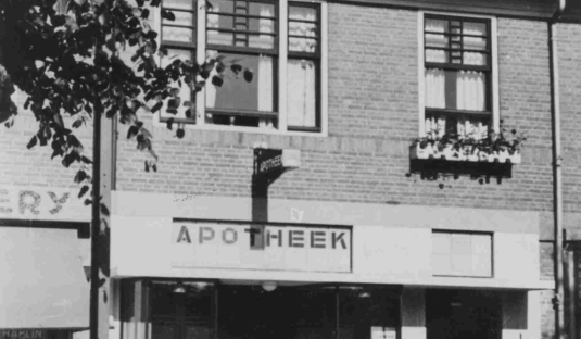 Wilhelmina apotheek in 1936, na de verbouwing naar ontwerp Meerman en van der Pijll, RAN noemt het Apotheek "St. Anna", 1936 (F15022 RAN)