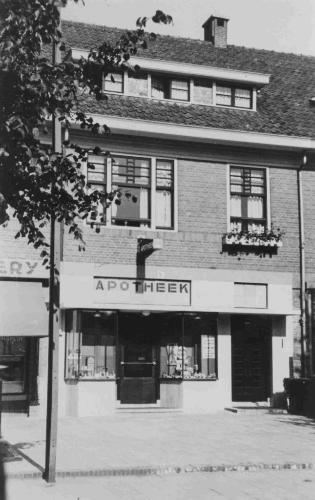 Wilhelmina apotheek in 1936, na de verbouwing naar ontwerp Meerman en van der Pijll, RAN noemt het Apotheek "St. Anna", 1936 (F15022 RAN)