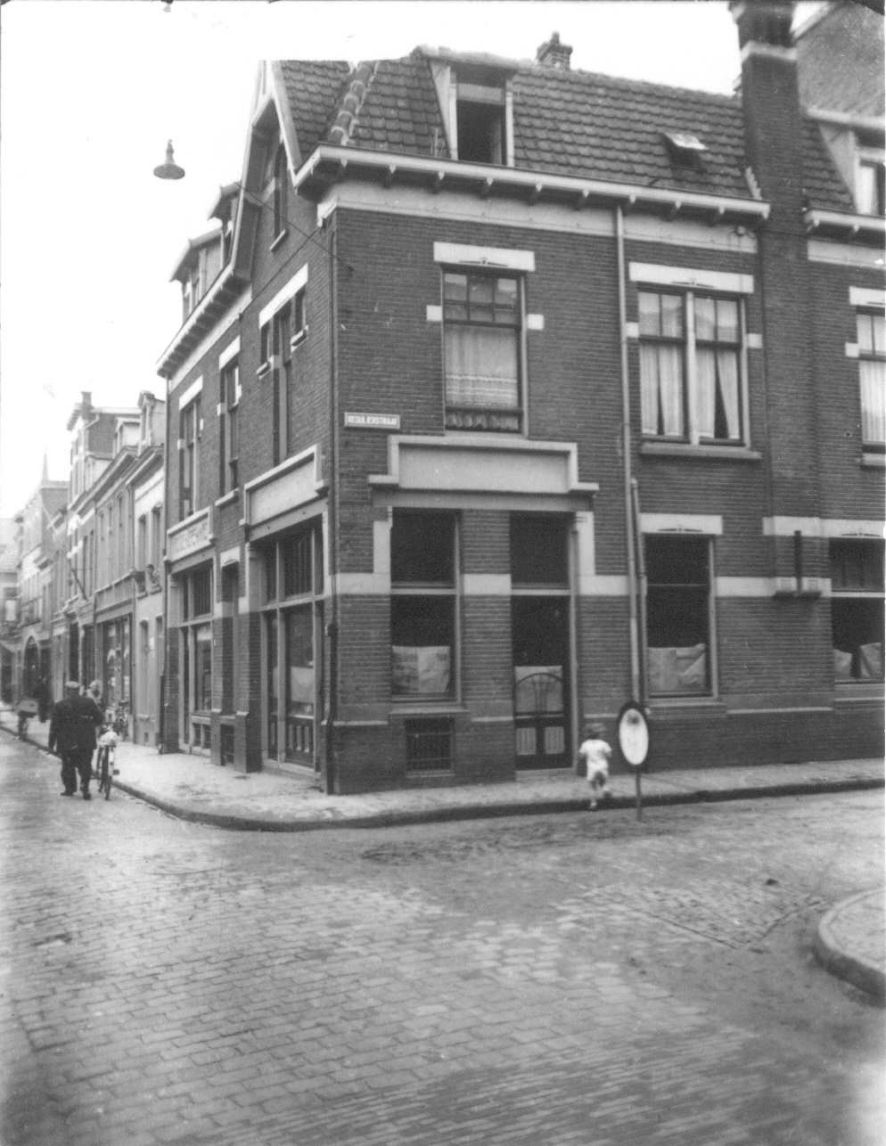 Winkel, pakhuis en bovenwoning naar een ontwerp van de Nijmeegse architecten Meerman en van de Pijll op de hoek Kroonstraat Regulierstraat. In 1942 is er een filiaal gevestigd van een onbekend bedrijf en staat de bovenwoning leeg, Kroonstraat 33-35, 12/8/1939-1941 (F29273 RAN)