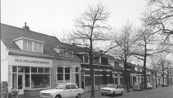 De bovenstaande foto is gedateerd in 1978. Dit moet voor de verbouwing zijn geweest; Vanaf de Floraweg richting Tweede Oude Heselaan, 1978 (F2717 RAN CCO)
