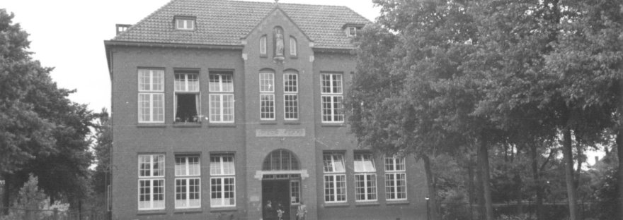Sint Jansschool architect A. v.d. Boogaard uit 1921, foto: 1950 (Verweij via F17442 RAN CC BY SA)