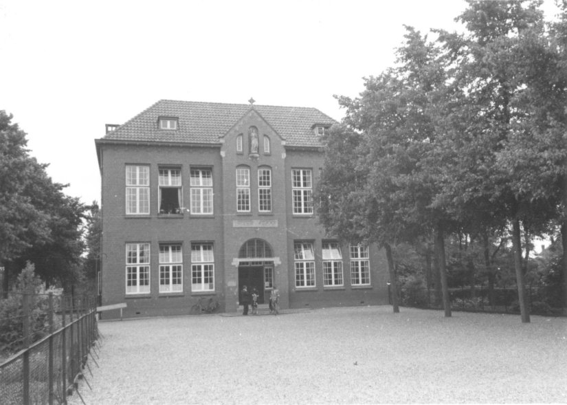 Sint Jansschool architect A. v.d. Boogaard uit 1921, foto: 1950 (Verweij via F17442 RAN CC BY SA)