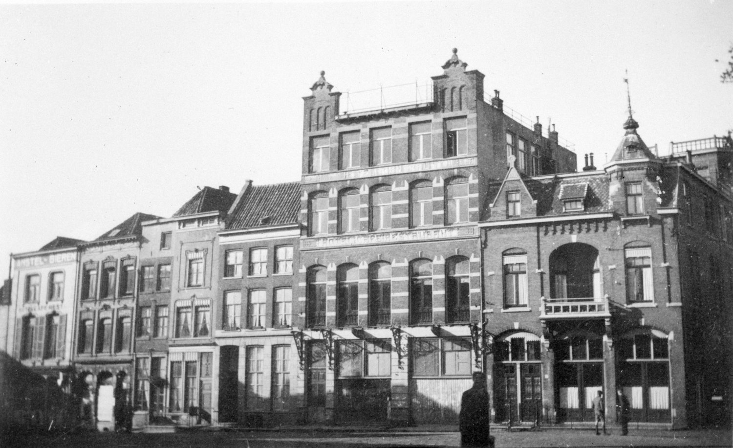 Hotel Central, gedateeerd 23/10/1941. Huizen aan de westzijde van de Korenmarkt tussen de Smidstraat links, en de Franseplaats rechts; in het midden het voormalige Hotel Hof van Brabant, later Hotel Godschalk (GN2627 - B RAN)
