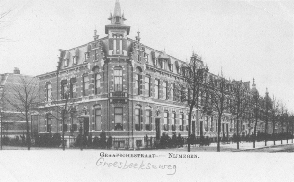 Op de hoek Pontanusstraat 2, met daarachter 14 t/m 24, waarbij nr 24 het eerste huis rechts van Pontanusstraat 2 is, foto gedateerd 1900 (F17246 RAN) Architect Maurits, 1895 Alltrade