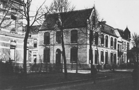 Hoek Guyotstraat - Groesbeekseweg: De (voormalige) Kweekschool voor onderwijzeressen. Links de Guyotstraat, ontworpen en gebouwd door N. van Eck, foto gedateerd 1905 (F14159) Altrade Galgenveld