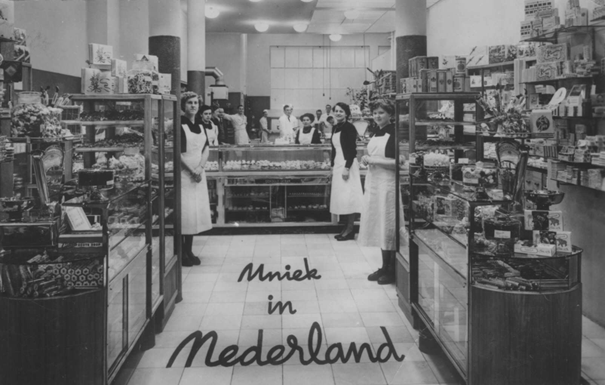 Interieur van Banketbakkerij Keizer Karel van F.A. Strik, 1953-1955 (Nico Grijpink via F65376 RAN)