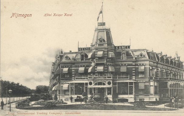 Hotel Keizer Karel: RAN dateert deze foto op 1905; aangezien het Gelderlander noemt dat er een verdieping bij is gekomen, is de foto in ieder genomen vóór de verbouwing (International Trading Company via F17874 RAN) Architect Knoops en Maurits Keizer Karelplein