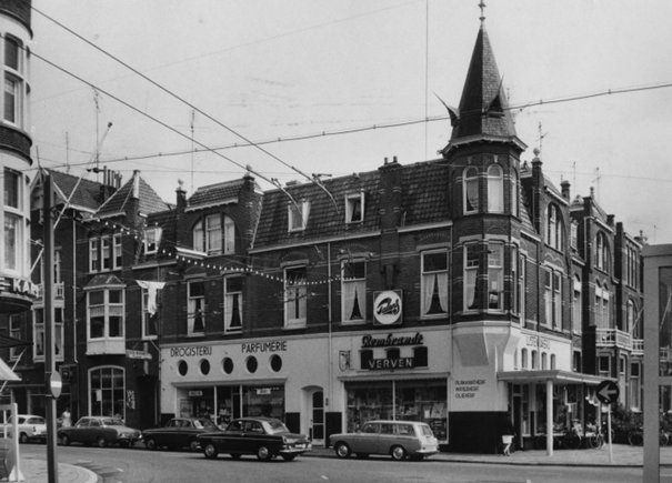 Drogisterij en parfumerie, rechts daarvan de winkel Rembrandt (lijstenmakerij, kunsthandel en verfhandel, hoek Staringstraat), 1968 (F92202 RAN)