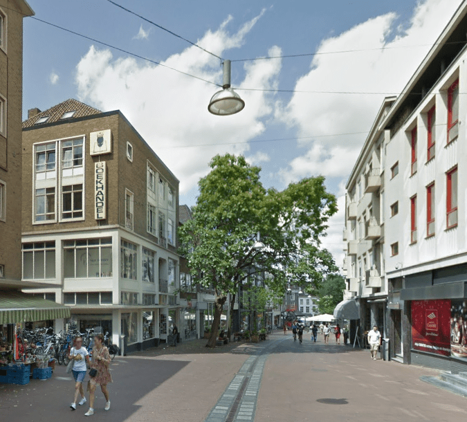 Tegenwoordig zit Antiquariaat van Hoorn al jaren in het pand, juli 2019 (Google Streetview) Houtstraat 35 architect Rodenburg