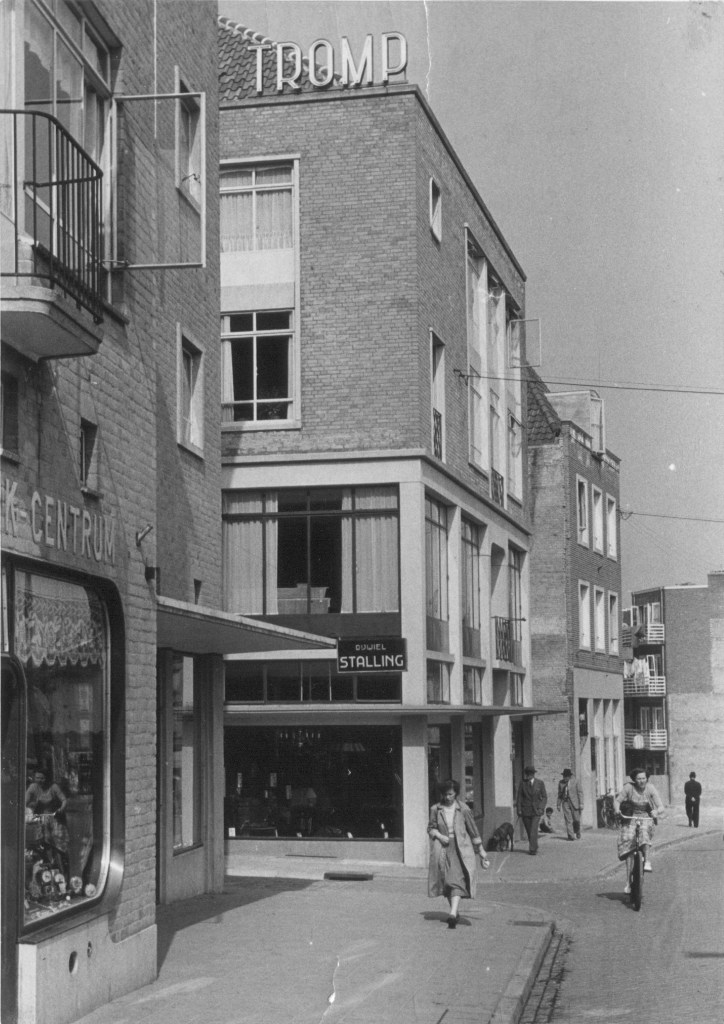 De winkel van de Gebr Tromp, 4/1952 (Commissariaat van Politie Nijmegen via F14706 RAN CC0)