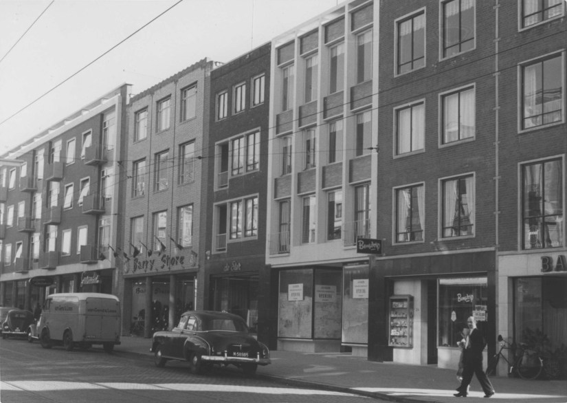 Op deze foto is de winkel van Langstadt nog net links te zien, 1955 (Commissariaat van Politie Nijmegen via F15342 RAN CCO)