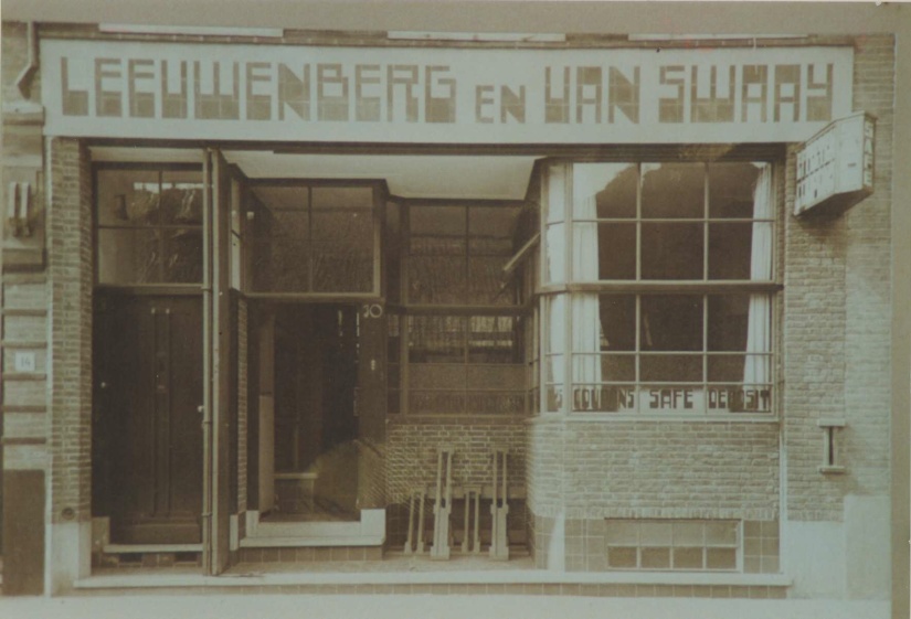 Het pand van J.B. Leeuwenberg & Van Swaay, in 1924 verbouwd door architect G.M. Leeuwenberg, Van Welderenstraat 10, 1925 (F1585 RAN)