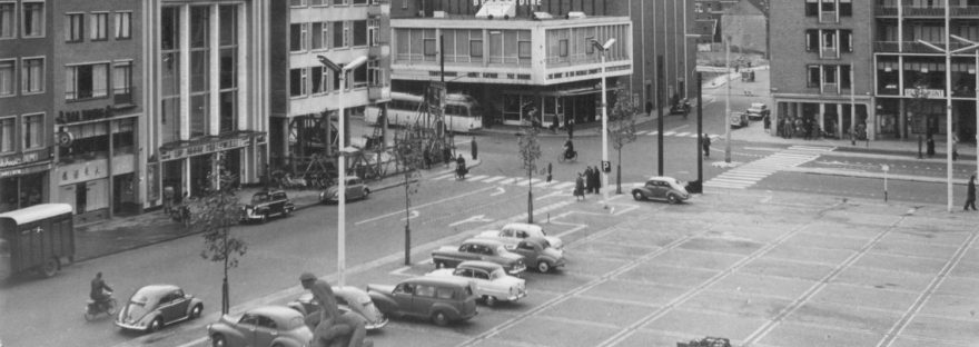 De hoek Bloemerstraat-Plein 1944 in aanbouw: Gezien in de richting van het Luxortheater op de hoek met de Bloemerstraat en Doddendaal. Links de zuidzijde van Plein 1944 met o.a. Chinees Restaurant Tai Tong ; in het midden de bouw in 1957 van de woon-winkelflat op de hoek van Plein 1944 en de Bloemerstraat ; rechts het woon-winkelcomplex aan de westzijde van Plein 1944 met o.a. de winkel van Heijmans. 1957-1958 (J.F.M. Trum via f20209 RAN CCBYSA)