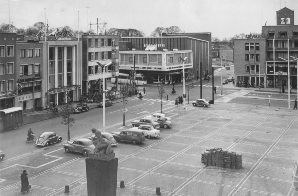 De hoek Bloemerstraat-Plein 1944 in aanbouw: Gezien in de richting van het Luxortheater op de hoek met de Bloemerstraat en Doddendaal. Links de zuidzijde van Plein 1944 met o.a. Chinees Restaurant Tai Tong ; in het midden de bouw in 1957 van de woon-winkelflat op de hoek van Plein 1944 en de Bloemerstraat ; rechts het woon-winkelcomplex aan de westzijde van Plein 1944 met o.a. de winkel van Heijmans. 1957-1958 (J.F.M. Trum via f20209 RAN CCBYSA)