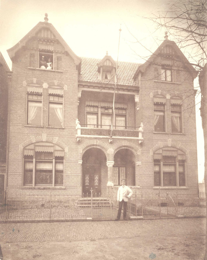 De voorgevel van de Kook en Huishoudschool, architect Semmelink, huidig adres Groesbeekseweg 15, 1899 (F58731 RAN)