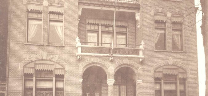 De voorgevel van de Kook en Huishoudschool, architect Semmelink, huidig adres Groesbeekseweg 15, 1899 (F58731 RAN)