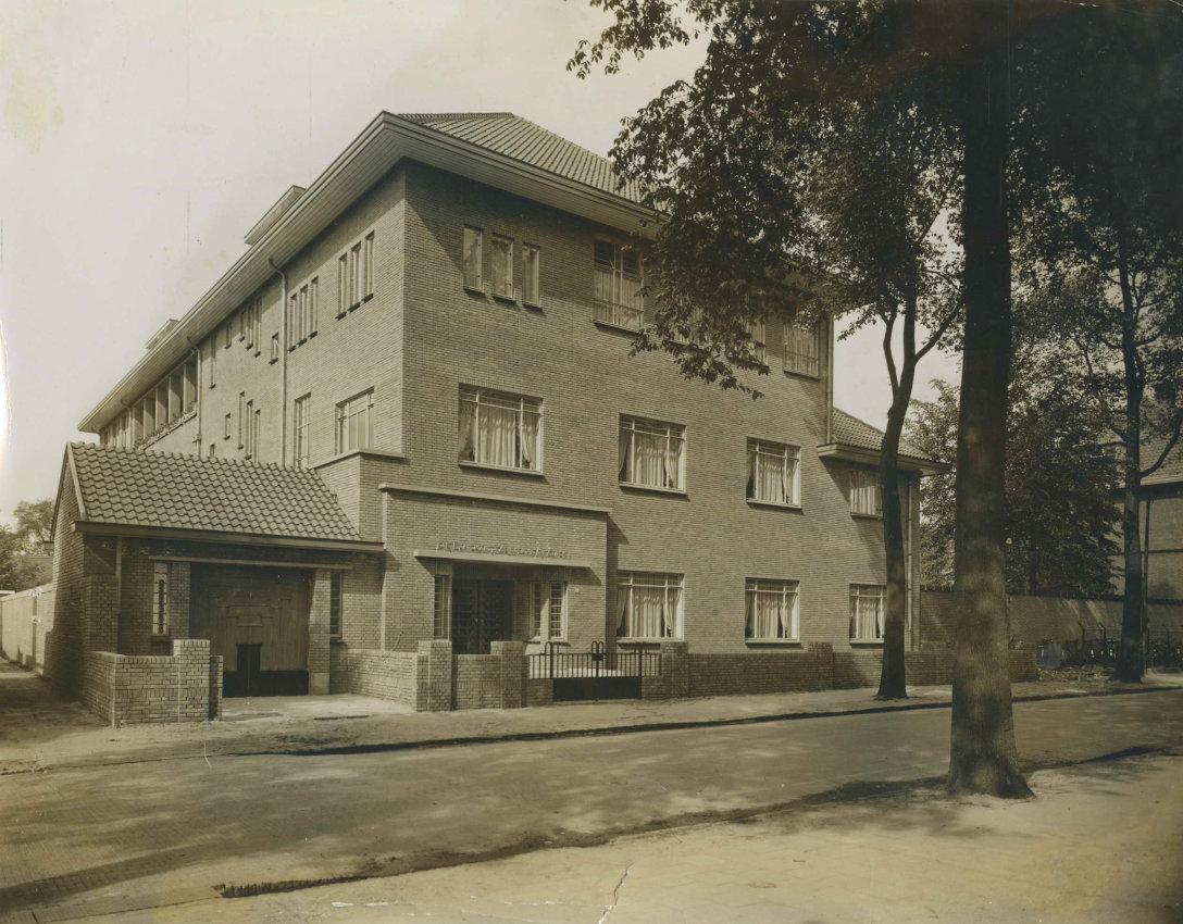 De R.K. Huishoud- en Vakschool St. Agnes, St. Stephanusstraat 82 - 88, foto 1937-1938, architect Estourgie (F86067 RAN) Bottendaal, gesloopt in de jaren 80