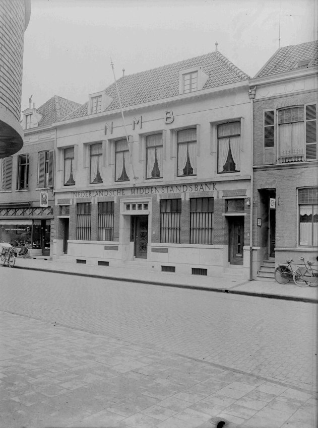 Op 12 oktober 1938 opende de Nederlandse Middenstands Bank, na verbouwing van 2 woonhuizen naar een ontwerp van de architect Pieterse, haar nieuwe kantoor, verbouwing architect Pieters, foto 12/10/1938 (GN11369 RAN)
