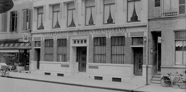 Op 12 oktober 1938 opende de Nederlandse Middenstands Bank, na verbouwing van 2 woonhuizen naar een ontwerp van de architect Pieterse, haar nieuwe kantoor, verbouwing architect Pieters, foto 12/10/1938 (GN11369 RAN)