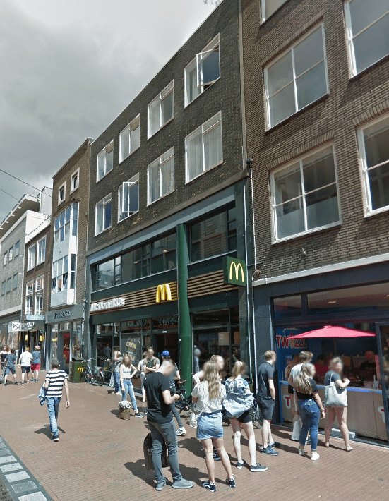 Broerstraat 7 gebouwd als Bata nu MacDonalds, juli 2019 I Google Streetview) architect H.G. van den Boogaard centrum Nijmegen
