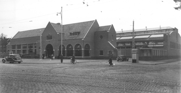 Cafe Restaurant Terminus, met op de achtergrond de Veemarkthallen, gezien vanuit de Parkweg. Gebouwd in 1938. Rechts de Nieuwe Markt, 1938 (F19205 RAN)